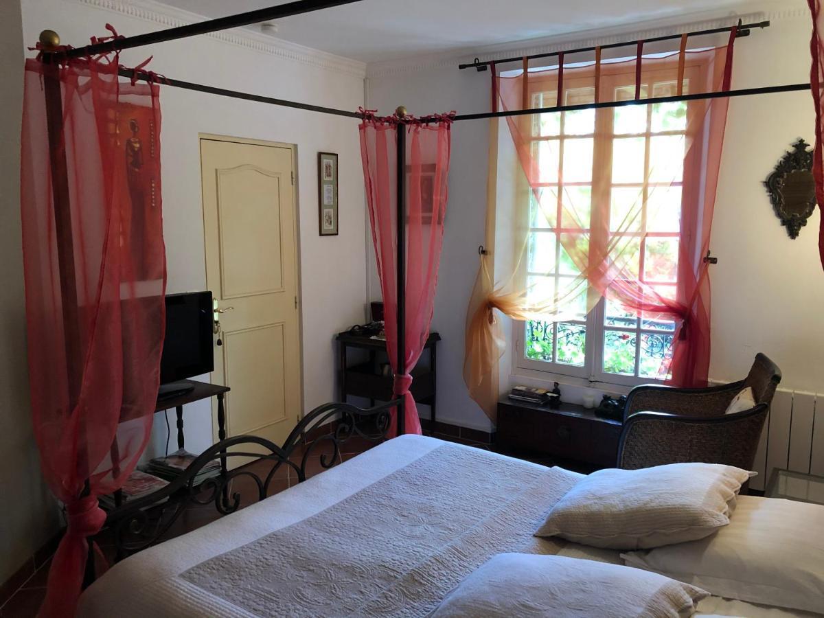 Bed and Breakfast Le Cedre Bleu Grosrouvre Екстер'єр фото